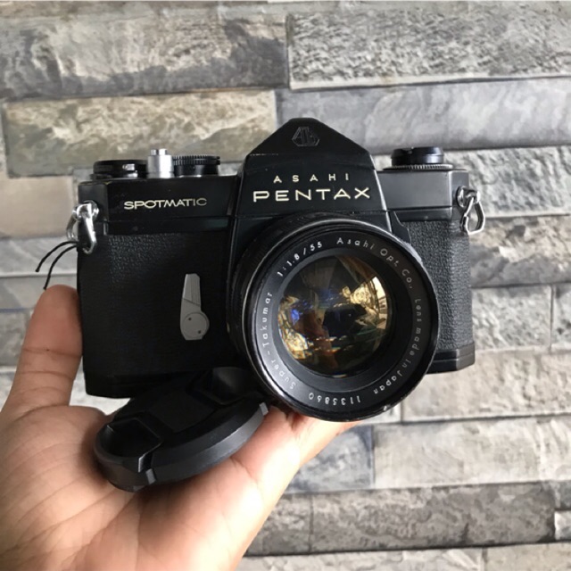 Pentax Spotmatic SP-กล้องในมือ